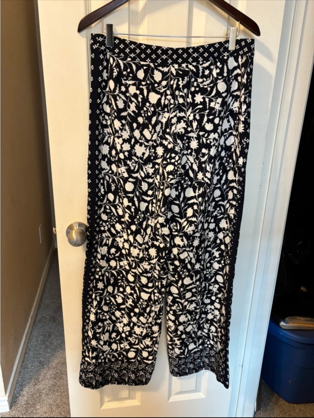 Adrianna Papell Black & White Wide-Leg Floral Pants - Picture 7 of 7